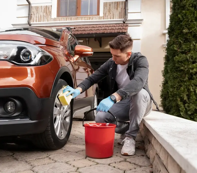 Lavage auto à domicile Pontmain : professionnel intervenant sur un véhicule